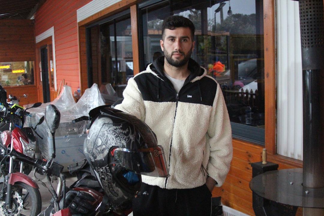 Tırın altında sıkıştı: Kaskı &ouml;l&uuml;mden kurtardı! S&uuml;r&uuml;c&uuml; dehşet anlarını anlattı 2