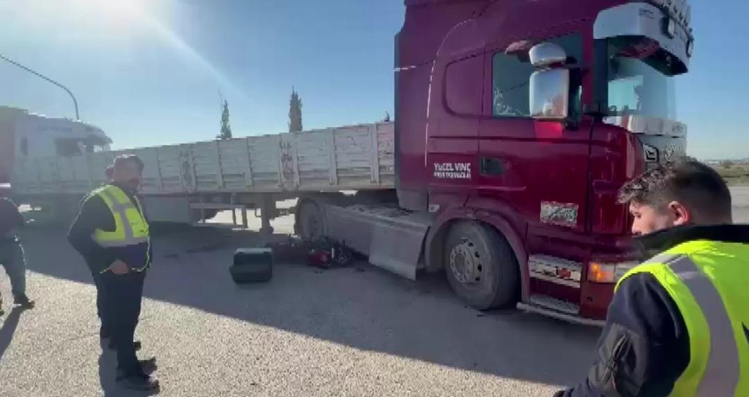 Tırın altında sıkıştı: Kaskı &ouml;l&uuml;mden kurtardı! S&uuml;r&uuml;c&uuml; dehşet anlarını anlattı 3