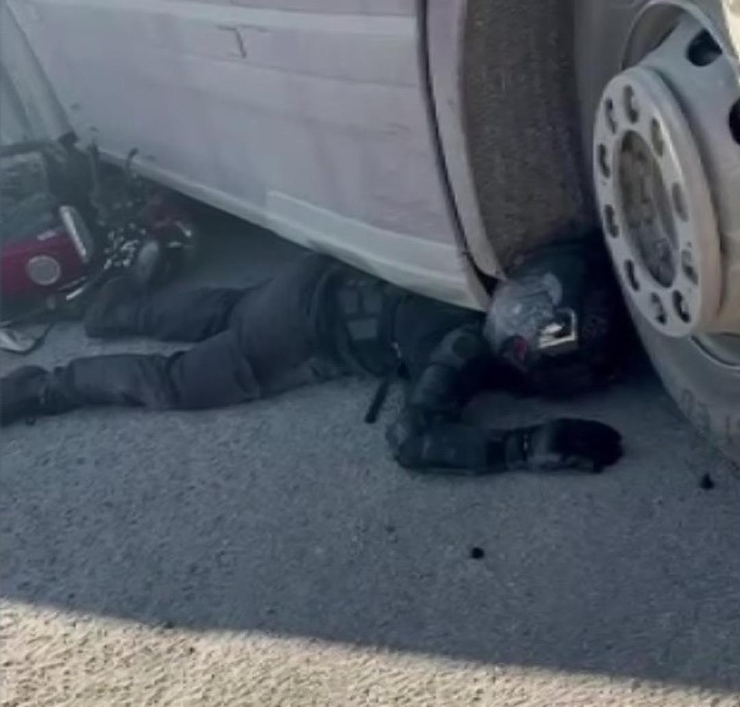 Tırın altında sıkıştı: Kaskı &ouml;l&uuml;mden kurtardı! S&uuml;r&uuml;c&uuml; dehşet anlarını anlattı 4