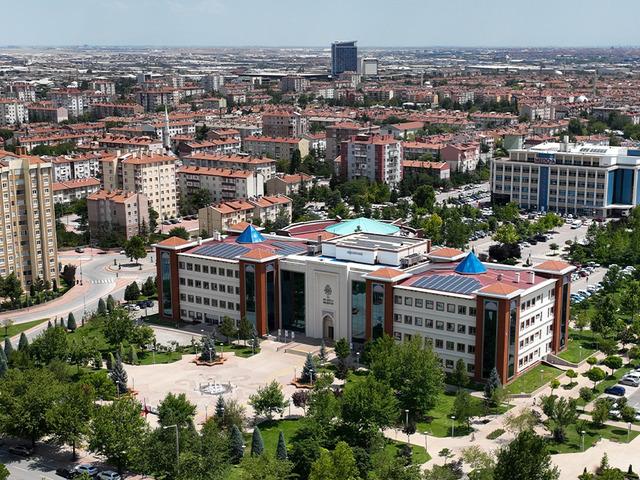 Sel&ccedil;uklu, n&uuml;fusuyla 50 ilden b&uuml;y&uuml;k!