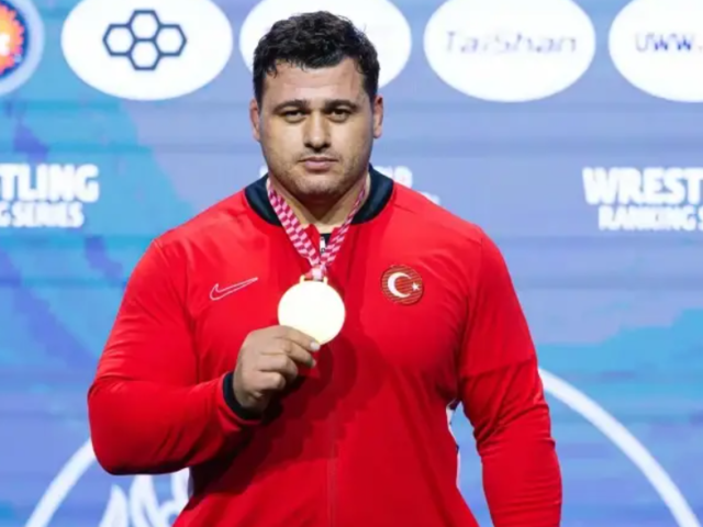 610 g&uuml;n sonra d&ouml;nd&uuml; altın madalya aldı! 