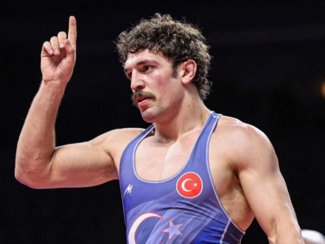 Milli g&uuml;reş&ccedil;i Y&uuml;ksel Sarı&ccedil;i&ccedil;ek Zagreb&rsquo;te şampiyon oldu
