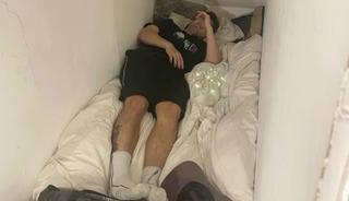 Ev bulamayınca ayakkabılıkta yaşadı!