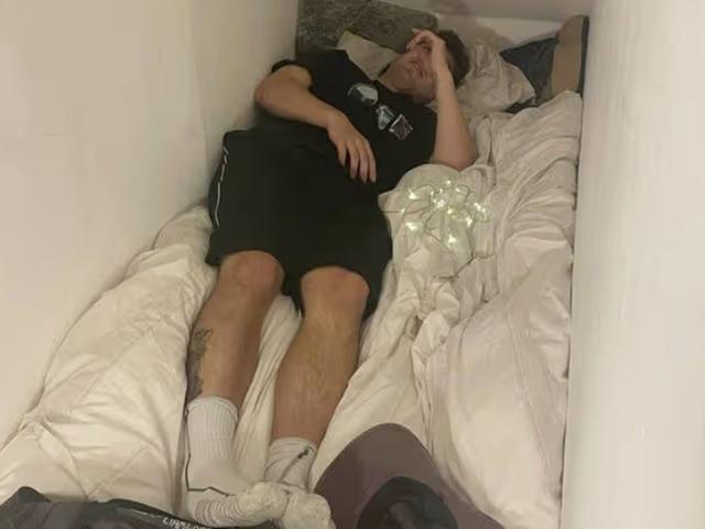 Ev bulamayınca ayakkabılıkta yaşadı!