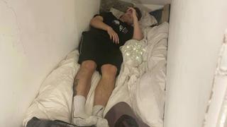 Ev bulamayınca ayakkabılıkta yaşadı! 5 ayda 2.500 sterlin biriktirdi