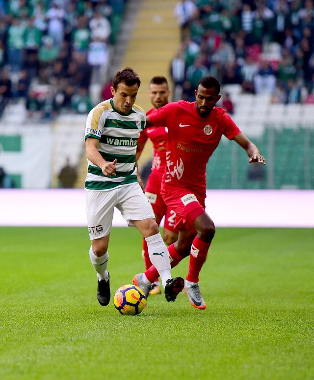 Bursaspor da Batalla ve Sow, Antalyaspor a karşı attığı gollerle &ouml;ne &ccedil;ıkıyor 2