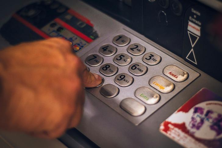 Kendi bankanın ATM'si bozuk ve &ccedil;ok acil nakit lazım. Yanındaki ortak ATM ise 20 TL komisyon kesiyor. O parayı &ccedil;eker misin?