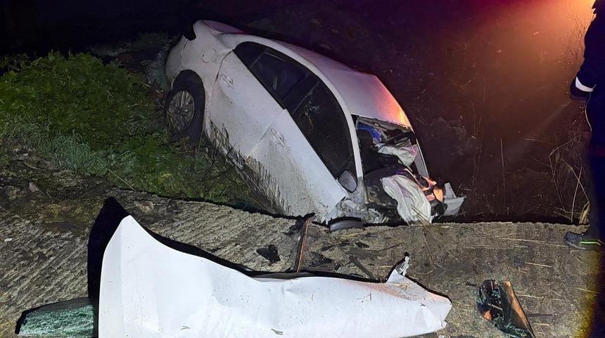 Edirne&rsquo;de şarampole devrilen otomobildeki 2 kişi hayatını kaybetti