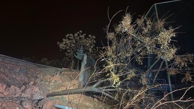 Siirt'te okulun istinat duvarı çöktü, iki okulda eğitime ara verildi