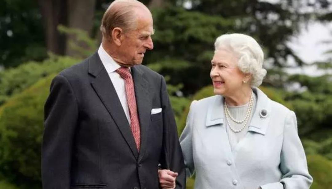 Kraliçe nin broş diplomasisi 3