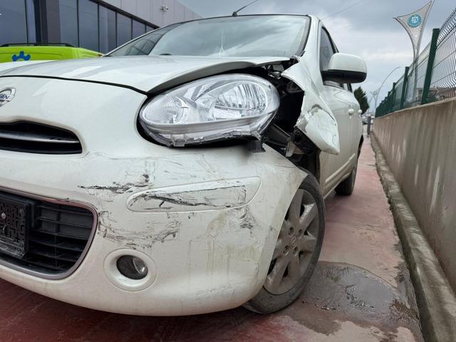 &Ccedil;arptığı araca levye ile saldırdı, giderken ışıklı &ccedil;i&ccedil;ek buketi bıraktı