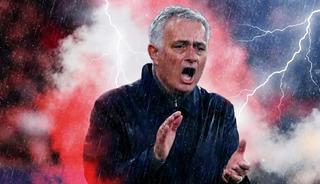 Benfica'da Mourinho &ccedil;ıldırdı, sahaya daldı: "Bana aptal diyeceksiniz ama..."