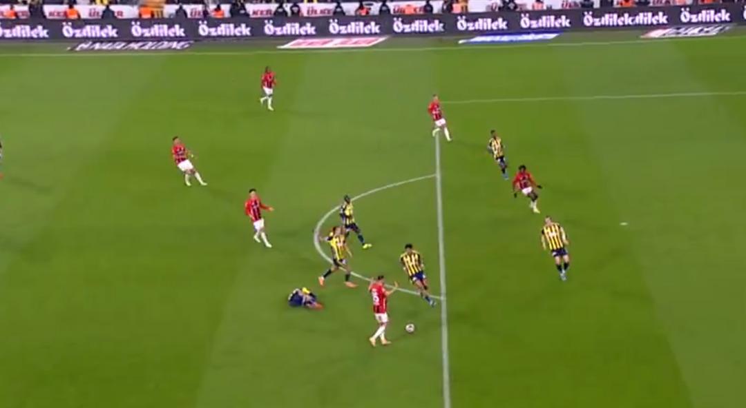 Kadık&ouml;y de t&uuml;yleri diken diken eden an! Gol&uuml; atmayı reddetti, sakatlanan oyuncunun yanına koştu 2