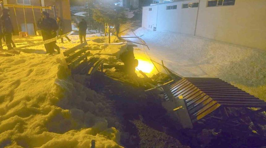 Hakkari&rsquo;de istinat duvarı &ccedil;&ouml;kt&uuml;