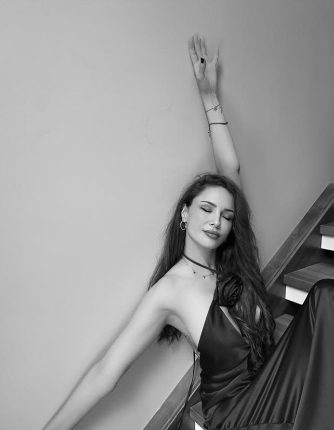 Mine Tugay merdivenlerde poz verdi! İddialı tarz 1