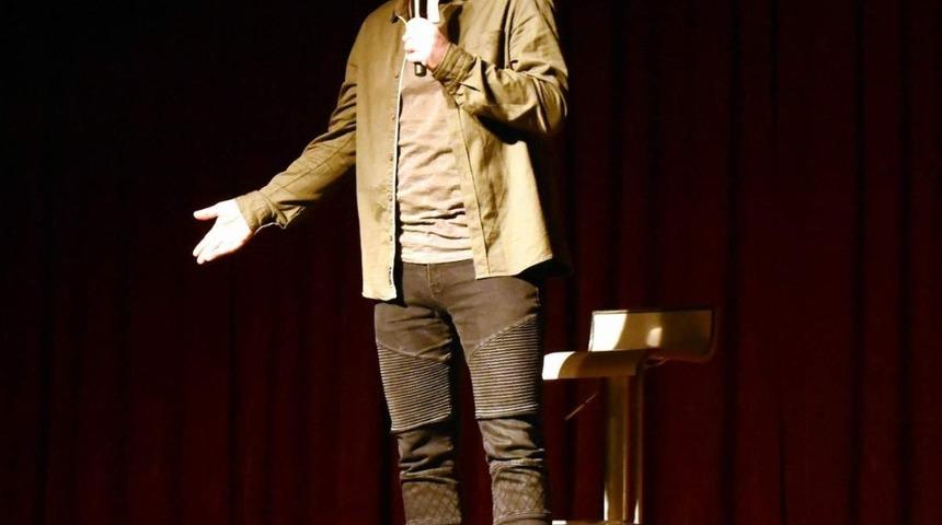 &Uuml;nl&uuml; komedyen Alpay Erdem Aliağalıları kahkahaya boğdu