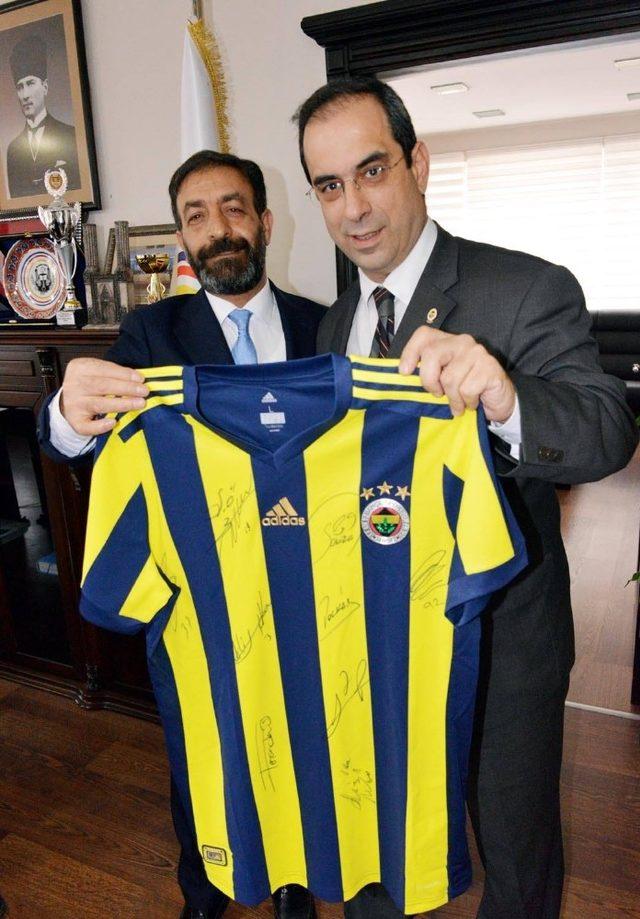 Mosturoğlu’ndan Göğebakan’a Fenerbahçe forması