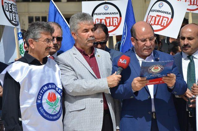 Sezer: “Öğretmen örselenmemeli, önemsenmelidir”