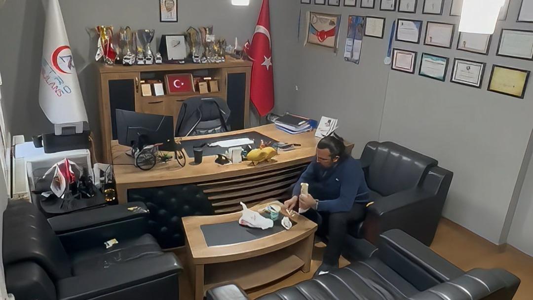 Kendi kendine heimlich manevrası yaptı! İlgin&ccedil; g&ouml;r&uuml;nt&uuml;ler kameraya yansıdı 2