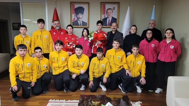 Bulgaristan daki şampiyonada altın madalya kazanan milli atıcı, Samsun a d&ouml;nd&uuml; 1