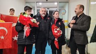 Bulgaristan'daki şampiyonada altın madalya kazanan milli atıcı, Samsun'a döndü