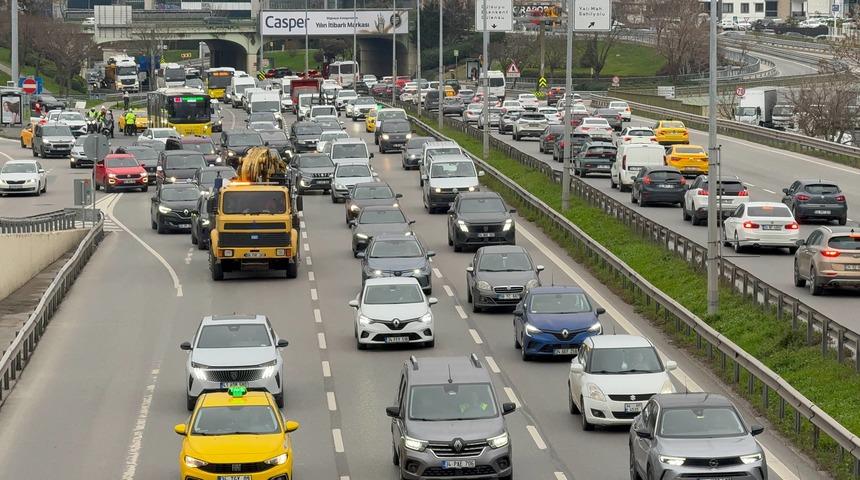 İstanbul Anadolu Yakası'nda trafik yoğunluğu y&uuml;zde 80'e ulaştı