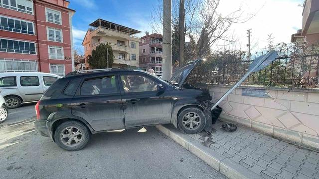 Karaman&rsquo;da ciple otomobil &ccedil;arpıştı: 1 yaralı 2