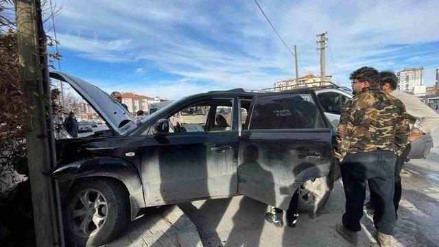 Karaman&rsquo;da ciple otomobil &ccedil;arpıştı: 1 yaralı 1