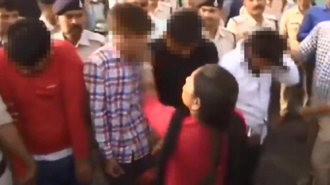 Tecav&uuml;zc&uuml;y&uuml; &ouml;nce ifşa etti, sonra cezasını kesti