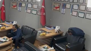 Son dakika: Kendi kendine heimlich manevrası yaptı! İlgin&ccedil; g&ouml;r&uuml;nt&uuml;ler kameraya yansıdı