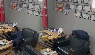 Kendi kendine heimlich manevrası yaptı! Kameraya yansıdı