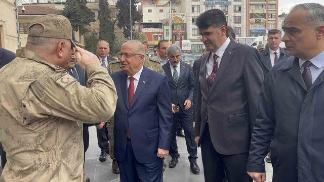 Milli Savunma Bakanı Yaşar G&uuml;ler sınırın sıfır noktasında 4