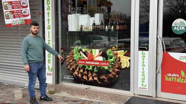 D&uuml;kkanın &ouml;n&uuml;ndeki sigara paketini &ccedil;aldı 2