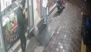 D&uuml;kkanın &ouml;n&uuml;ndeki sigara paketini &ccedil;aldı