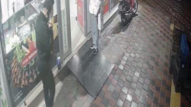 Dükkanın önündeki sigara paketini çaldı