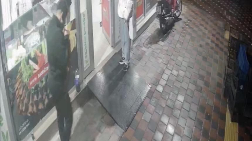 D&uuml;kkanın &ouml;n&uuml;ndeki sigara paketini &ccedil;aldı