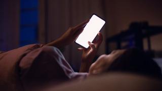 Son dakika: Gece telefon ışığındaki gizli tehlike! Uzmanı uyardı: G&ouml;z sağlığınızı mahvediyor
