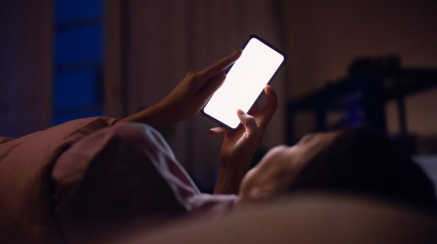 Gece telefon ışığındaki gizli tehlike! Uzmanı uyardı: G&ouml;z sağlığınızı mahvediyor