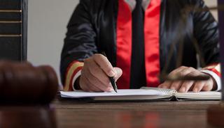 Adliyede olay! Hakime saldıran avukat g&ouml;zaltına alındı