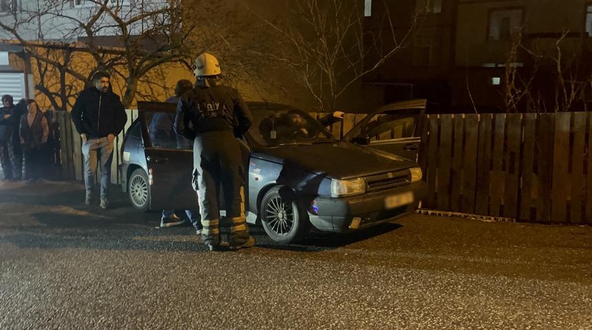 Tekirdağ'da otomobil bah&ccedil;e duvarına &ccedil;arptı