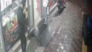 Dükkanın önündeki sigara paketini çaldı