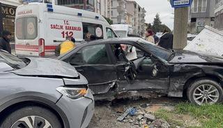 İki otomobil b&ouml;yle &ccedil;arpıştı! O anlar kamerada