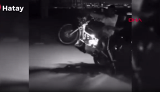 Motosikleti ile akrobatik hareketler yapan ehliyetsiz s&uuml;r&uuml;c&uuml;ye para cezası