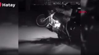 Motosikleti ile akrobatik hareketler yapan ehliyetsiz sürücüye para cezası