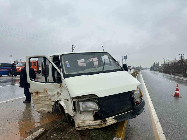 Uşak&rsquo;ta panelvan aracın ref&uuml;je &ccedil;arpması sonucu 1 kişi yaralandı 6