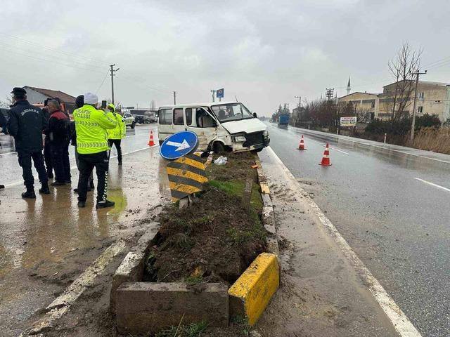 Uşak&rsquo;ta panelvan aracın ref&uuml;je &ccedil;arpması sonucu 1 kişi yaralandı 4