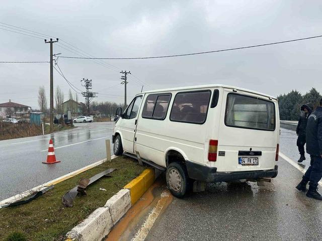 Uşak&rsquo;ta panelvan aracın ref&uuml;je &ccedil;arpması sonucu 1 kişi yaralandı 3