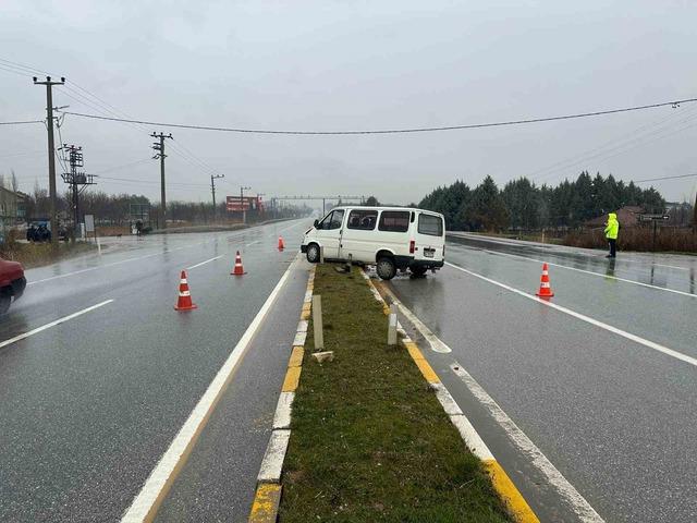 Uşak&rsquo;ta panelvan aracın ref&uuml;je &ccedil;arpması sonucu 1 kişi yaralandı 2