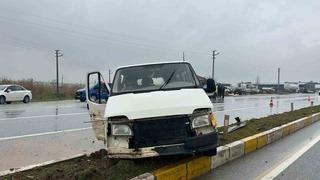 Uşak’ta panelvan aracın refüje çarpması sonucu 1 kişi yaralandı