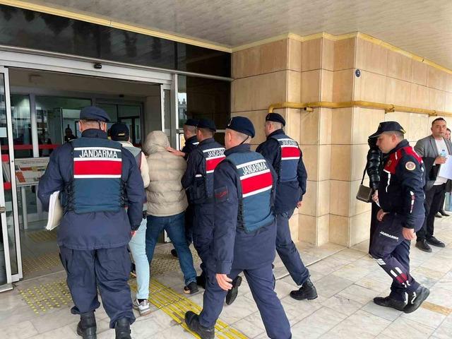 İzmir&rsquo;de iki kardeşin &ouml;ld&uuml;ğ&uuml; kazada ka&ccedil;an ş&uuml;pheli tutuklandı 3